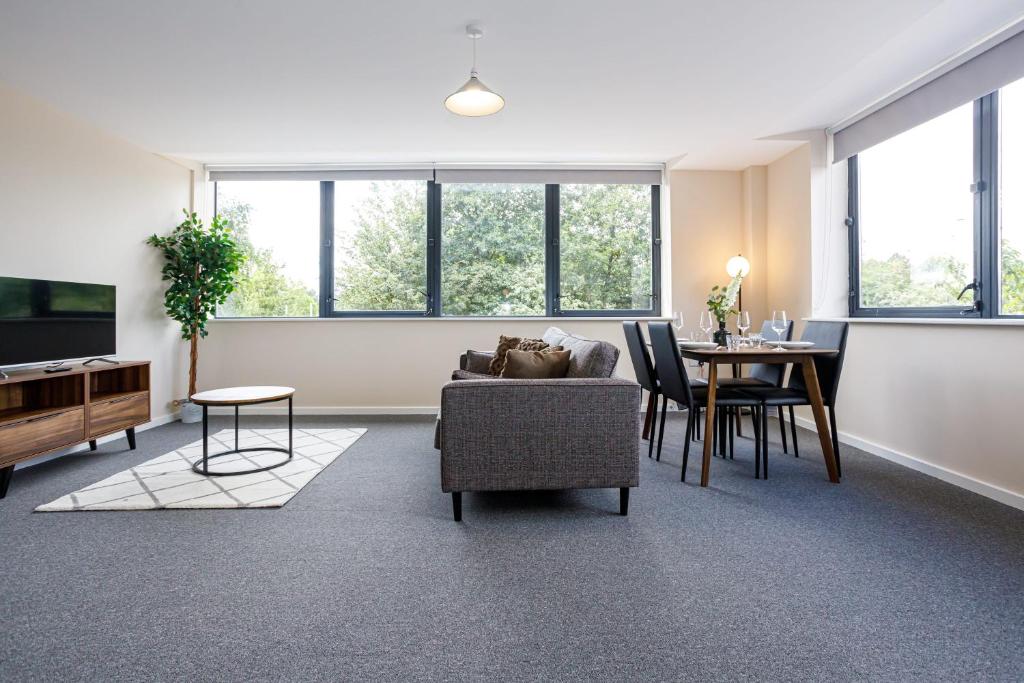 Stylish and Bright 2 Bedroom Apartment Manchester — Hotel in Manchester
