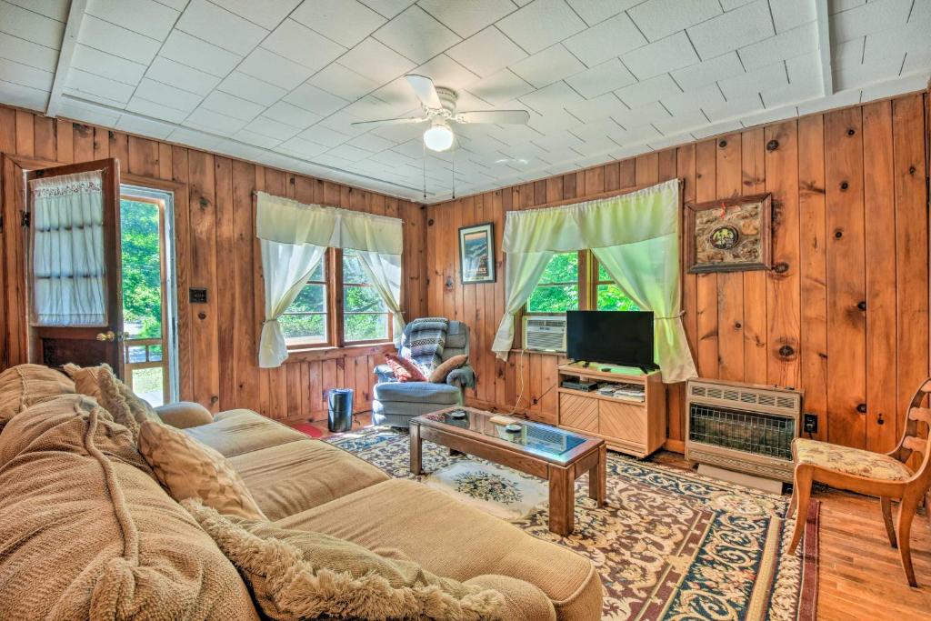 Cozy Hayesville Home in the Tusquittee Valley