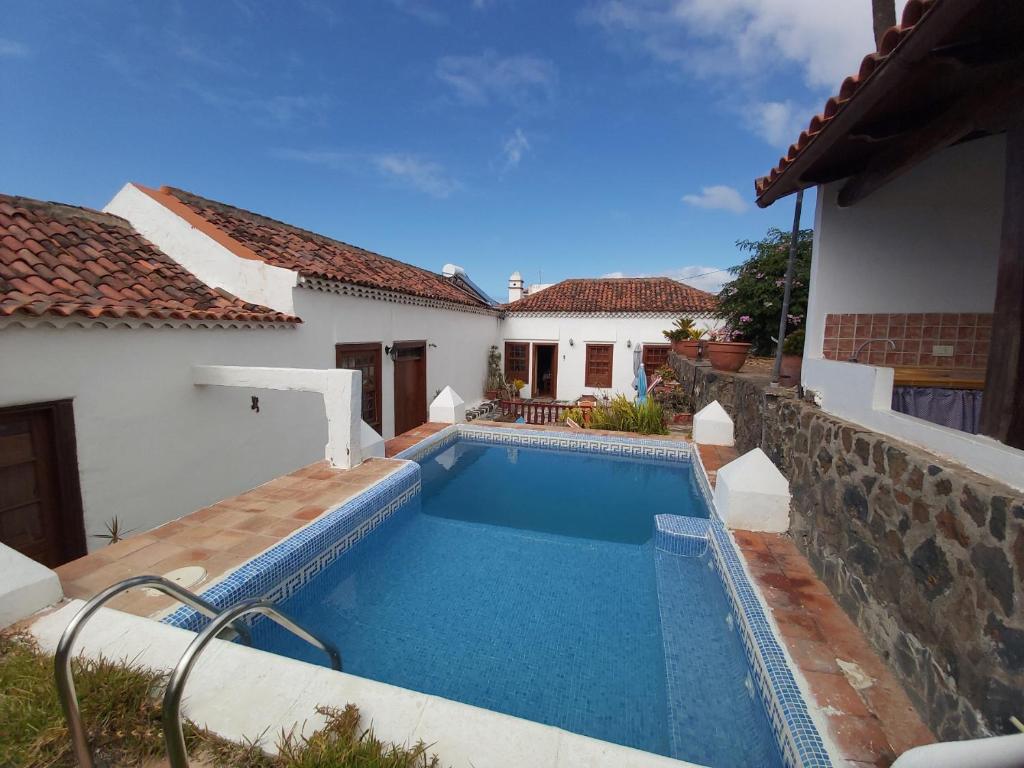 Villa-Sleeps4-Parking-Garden-Pool-NearAirport - 1