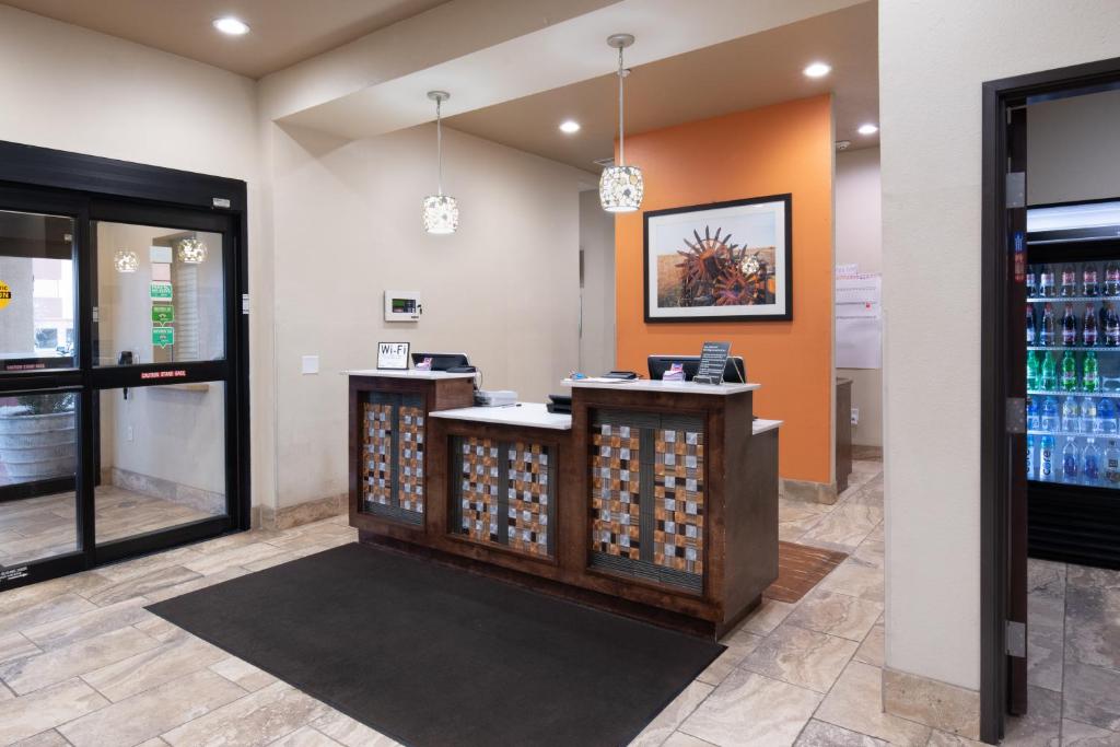 Home Away Kitchen Suites Enid 전경