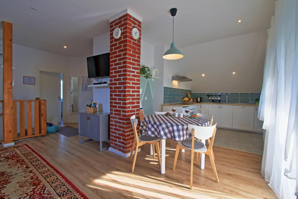 Little Forest, Otočac