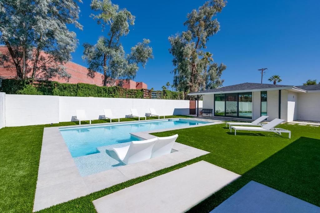 Quiet Modern Estate w/ Guest Home & Heated Pool: Scottsdale photo