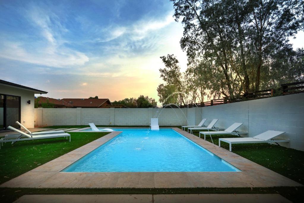 Quiet Modern Estate w/ Guest Home & Heated Pool: Scottsdale photo
