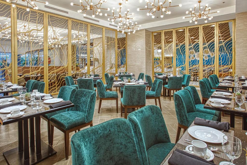 킹스포드 호텔 마닐라 베이의 6층 인피니티 풀