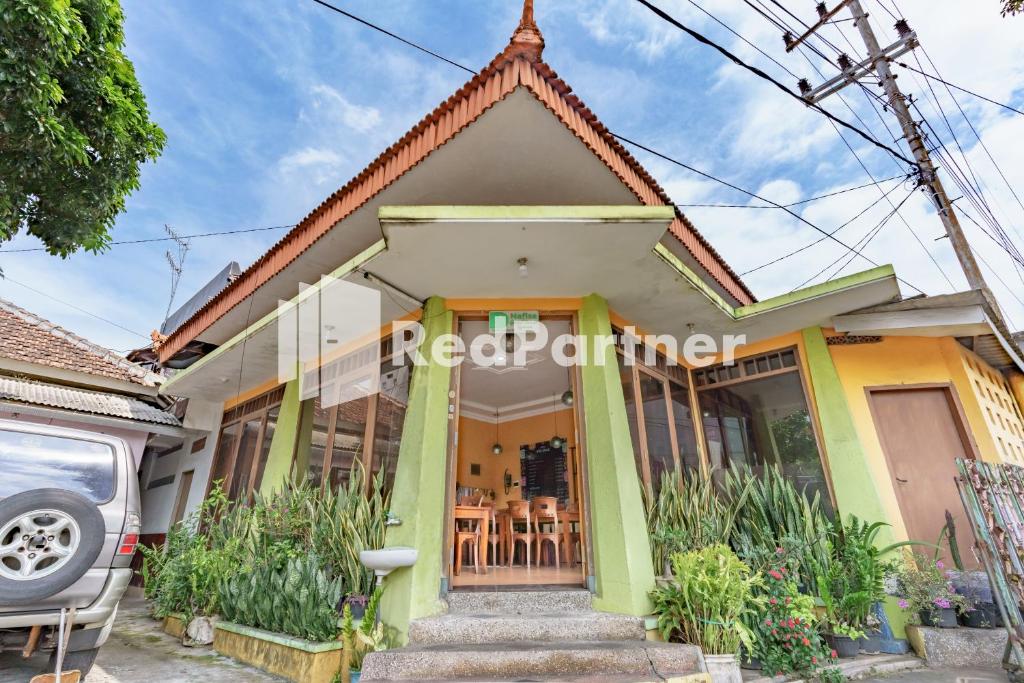 ナフィサ ホームステイ シャリア ニア ジャティム パーク 3 バトゥ ミトラ レッドドアーズ (Nafisa Homestay Syariah Near Jatim Park 3 Batu Mitra RedDoorz)