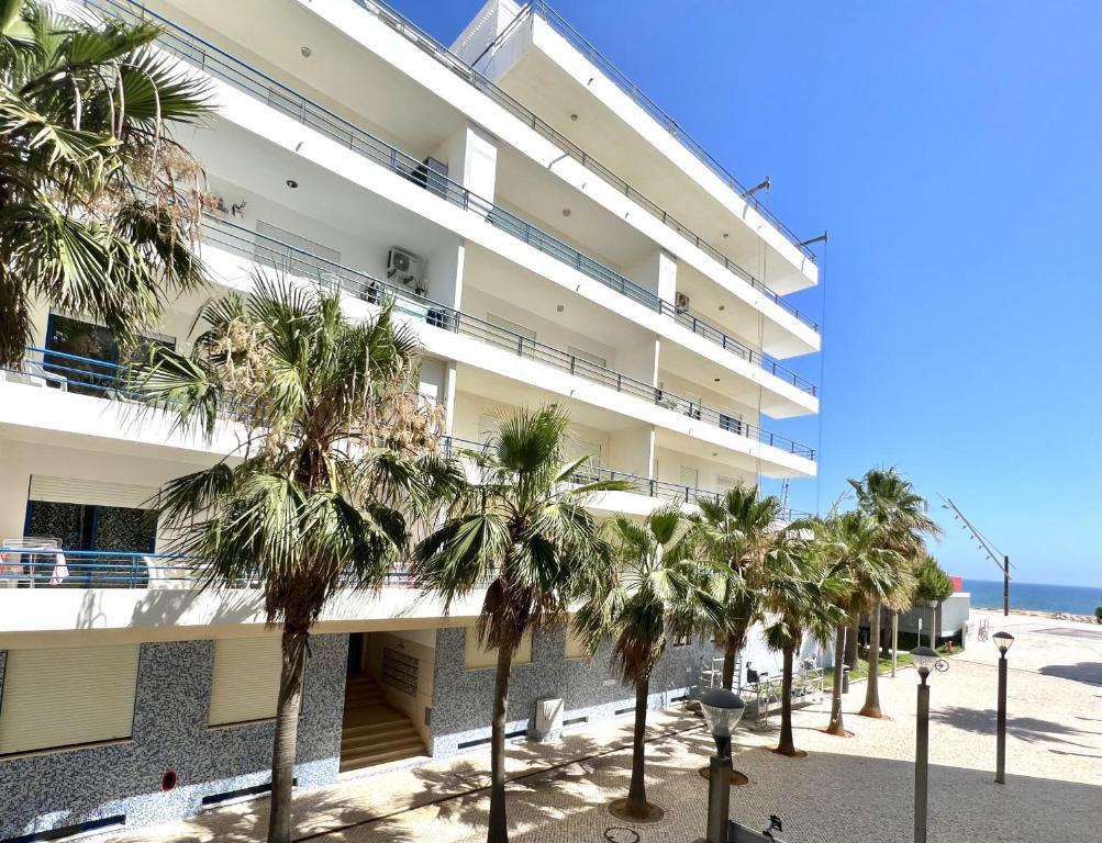 Beachside Apartment - With Pool by HD PROPERTIES, Quarteira