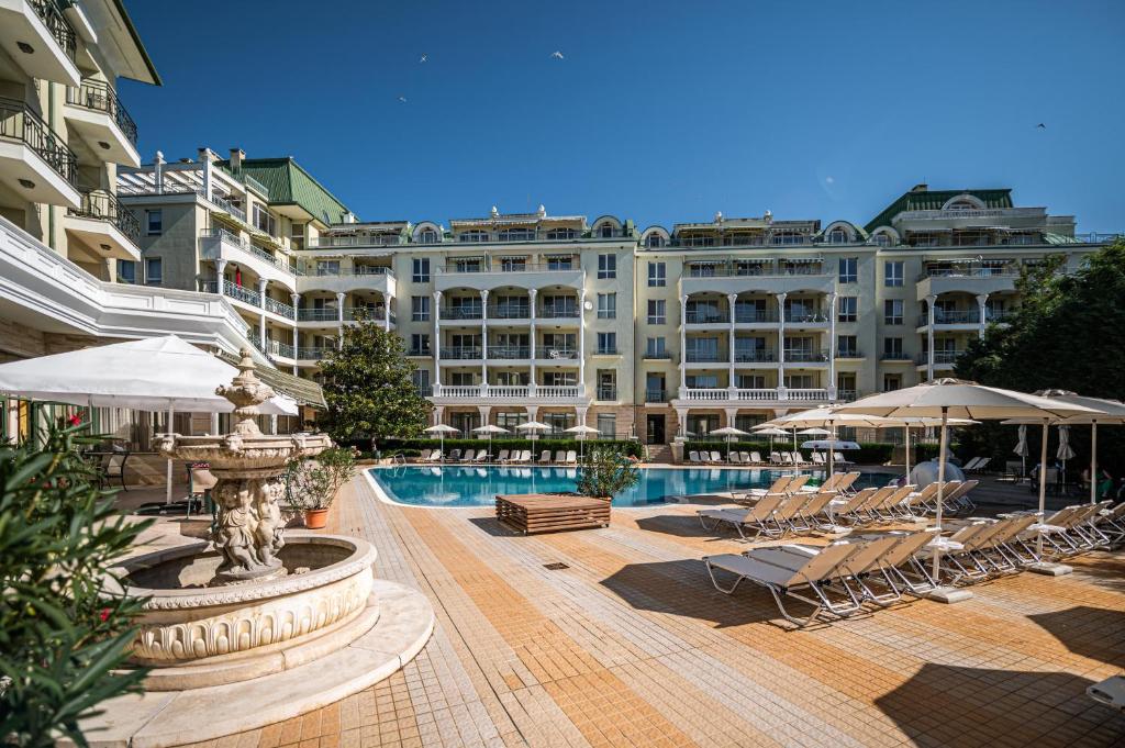 Romance Hotel and Family Suites — Basen in Święty Konstantyn i Helena, Region Warna