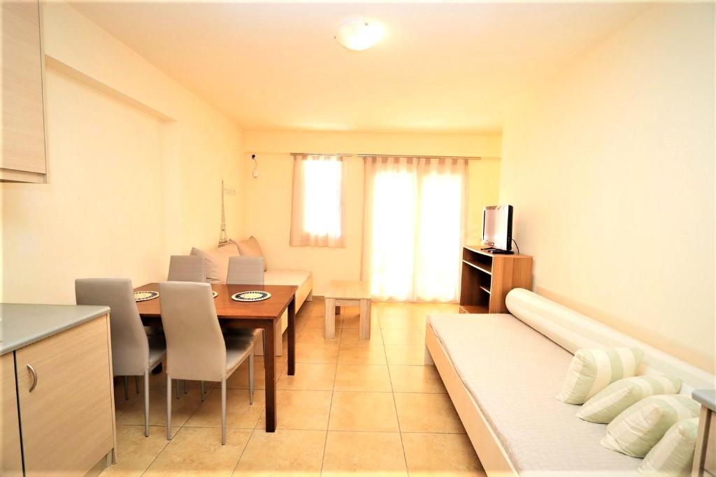 Dolphins Apartments — Hotel in Aidipsos