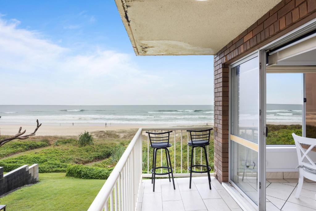 Wake to Waves in Spacious 3-Bed Beachfront Unit, Gold Coast