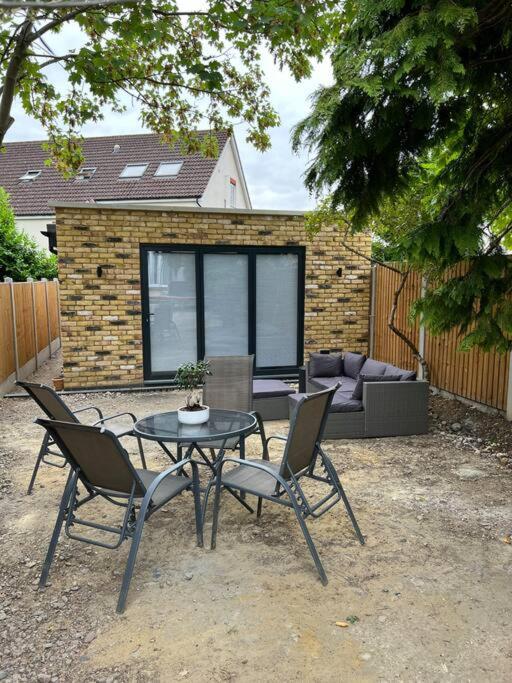 Modern Studio with parking in shared garden, Theydon Bois