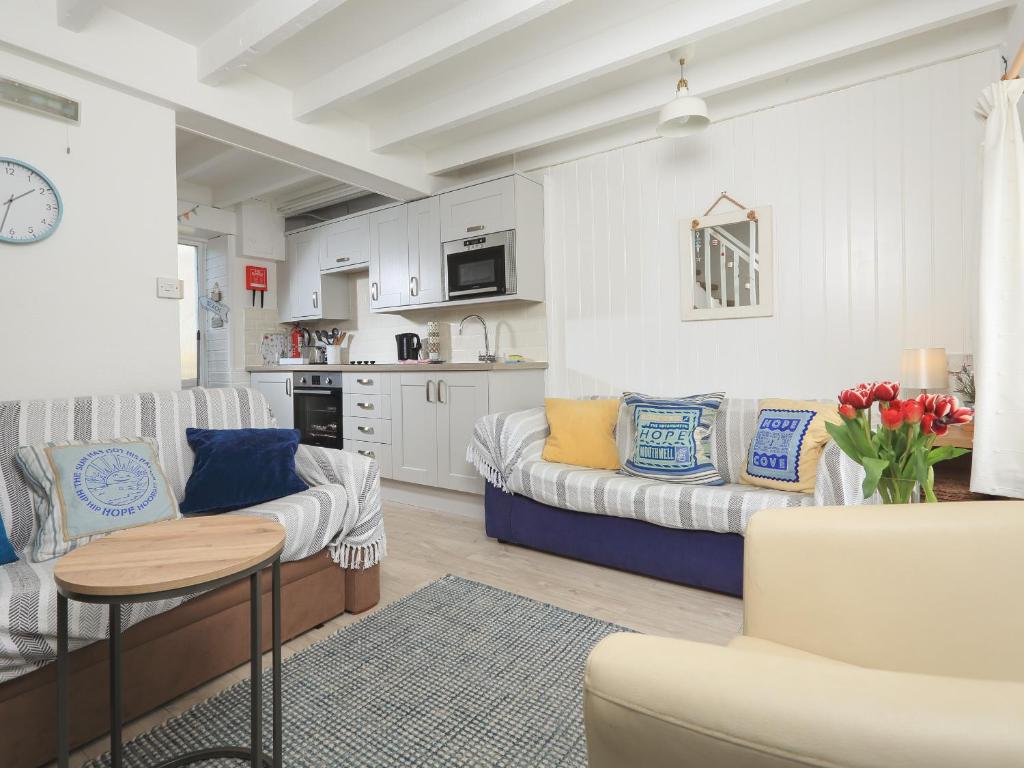 4 Thornlea Mews, Hope Cove photo 2