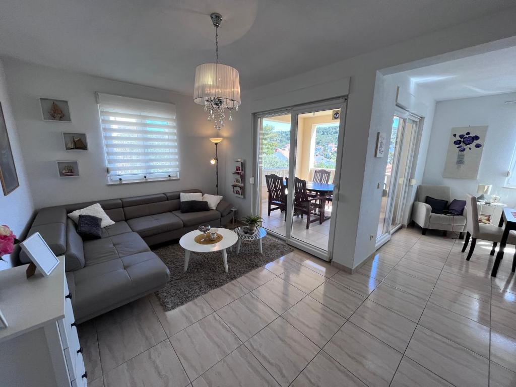 Mavarstica Bay View Apartment with Garage (by the Diving Center), Trogir