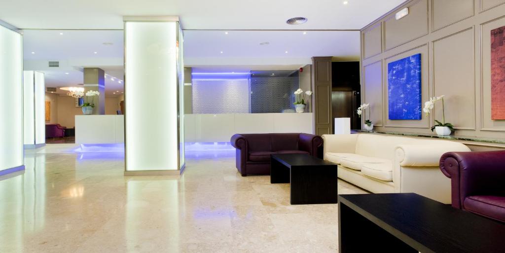 Globales America — Hotel building in Calas de Mallorca, Balearic Islands