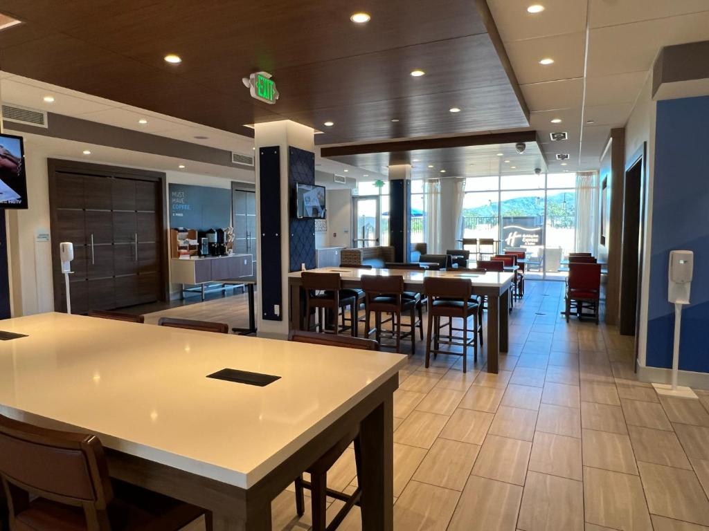 Holiday Inn Express And Suites Ukiah photo