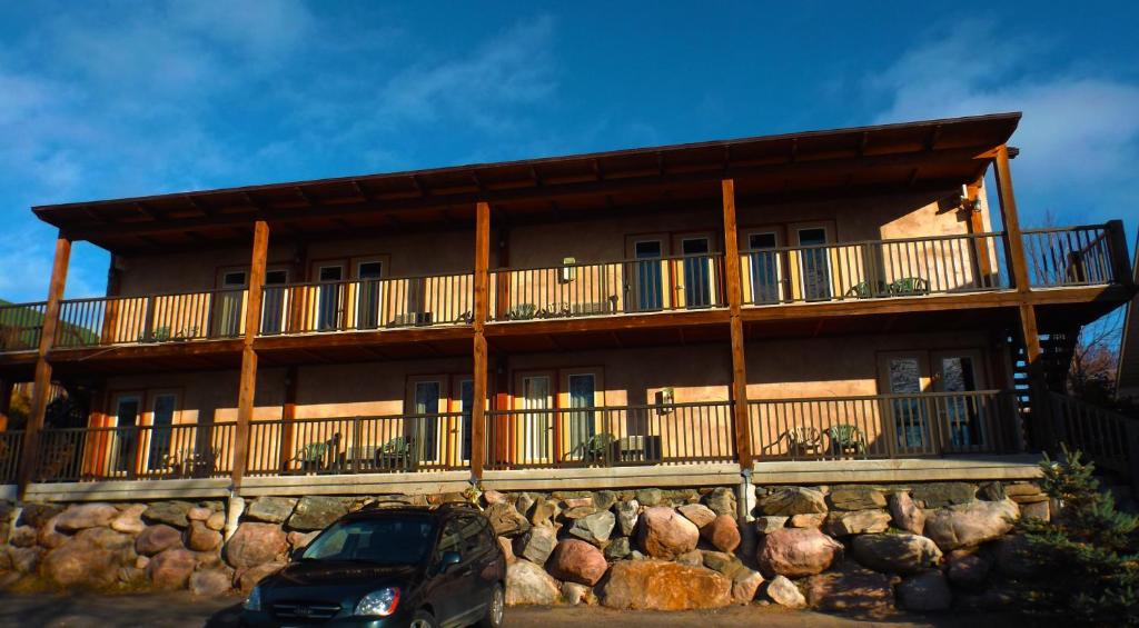 Timberland Inn photo