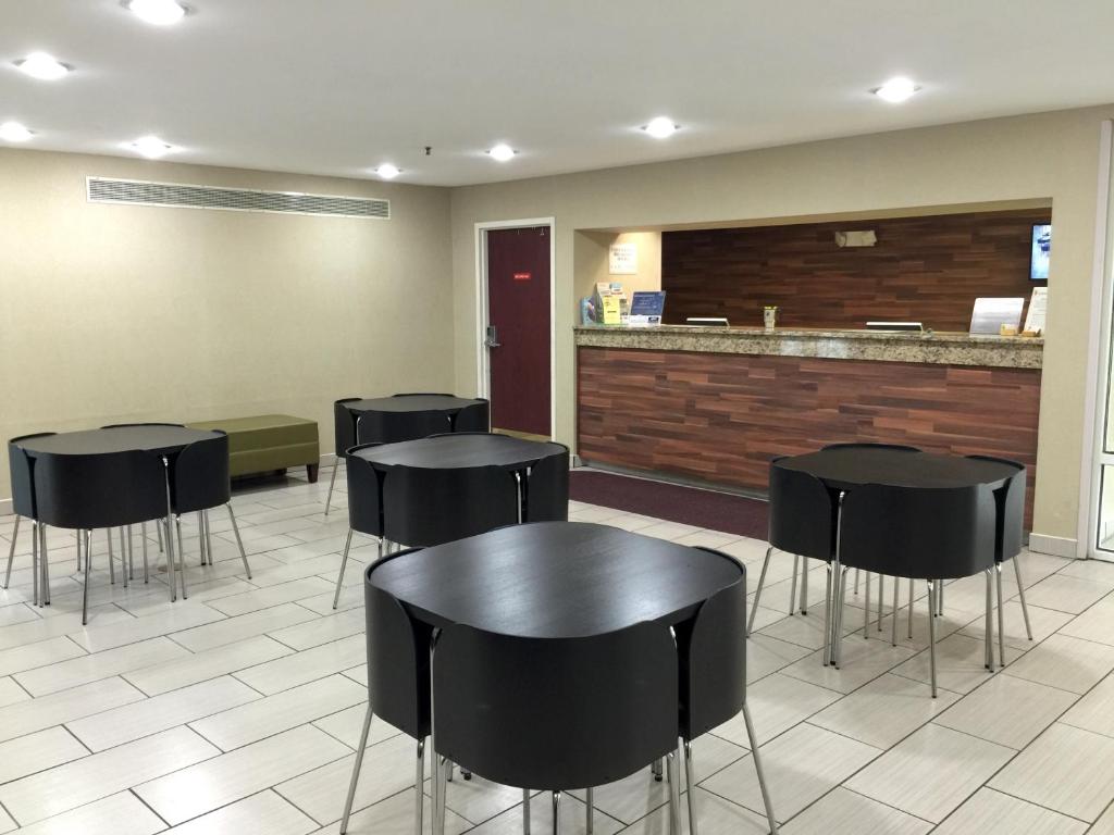 Super 8 By Wyndham Madison East photo