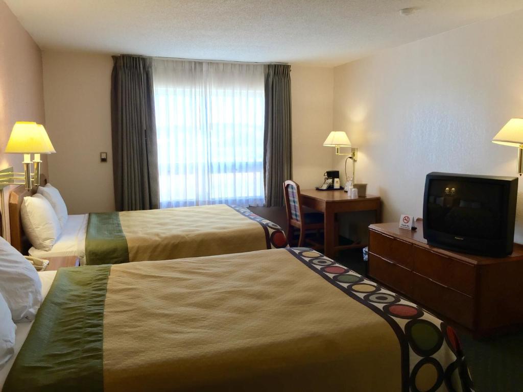 Super 8 By Wyndham Madison East photo