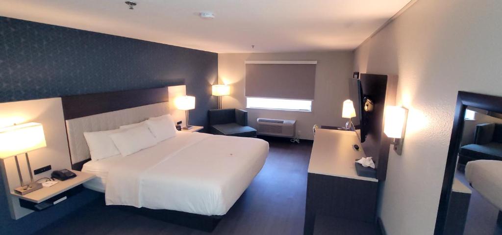 La Quinta Inn & Suites by Wyndham Santa Rosa photo