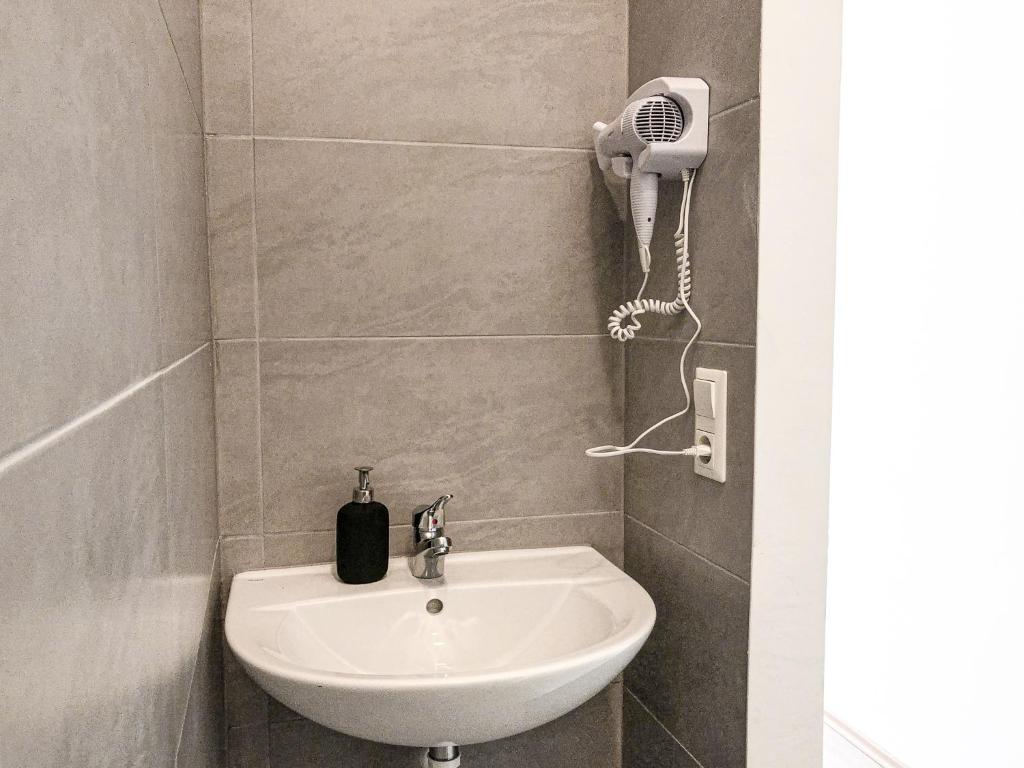 Commodious 2BR Apt. Near AKH-Perfect for Groups photo