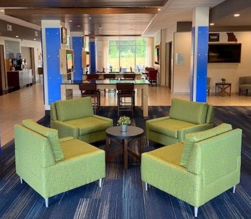 Holiday Inn Express And Suites Warrensburg North photo