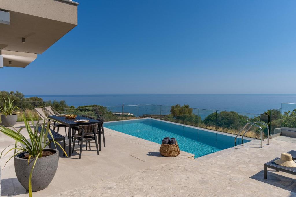 Villa Onyx - With Private Heated Pool, Atsipopoulo