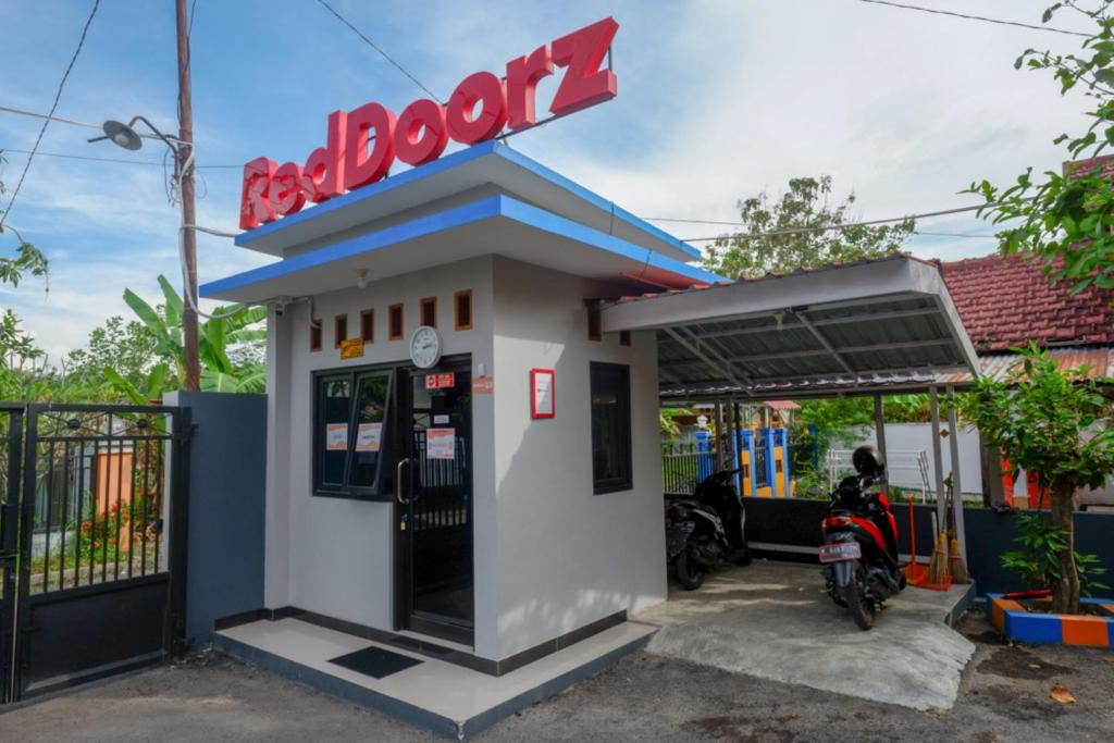 RedDoorz Syariah near Rumah Sakit Bhina Bhakti Husada photo