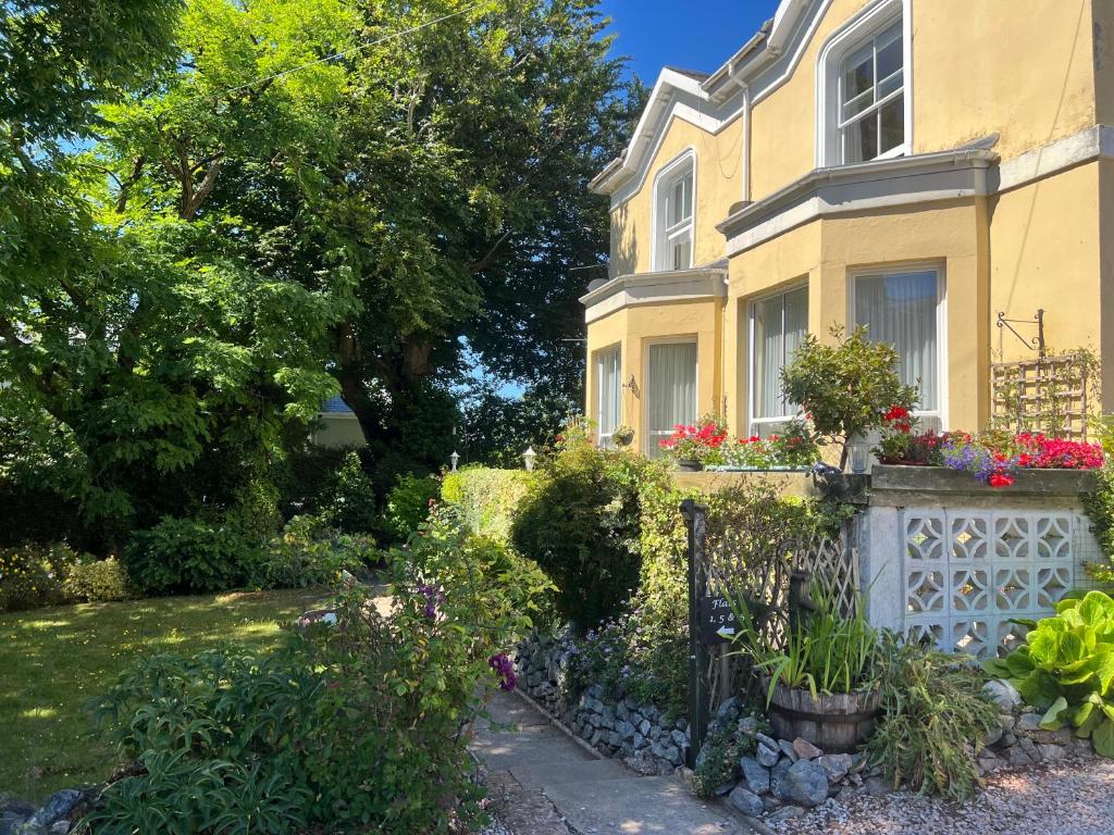 3-Bed Apartment in Central Torquay photo 4