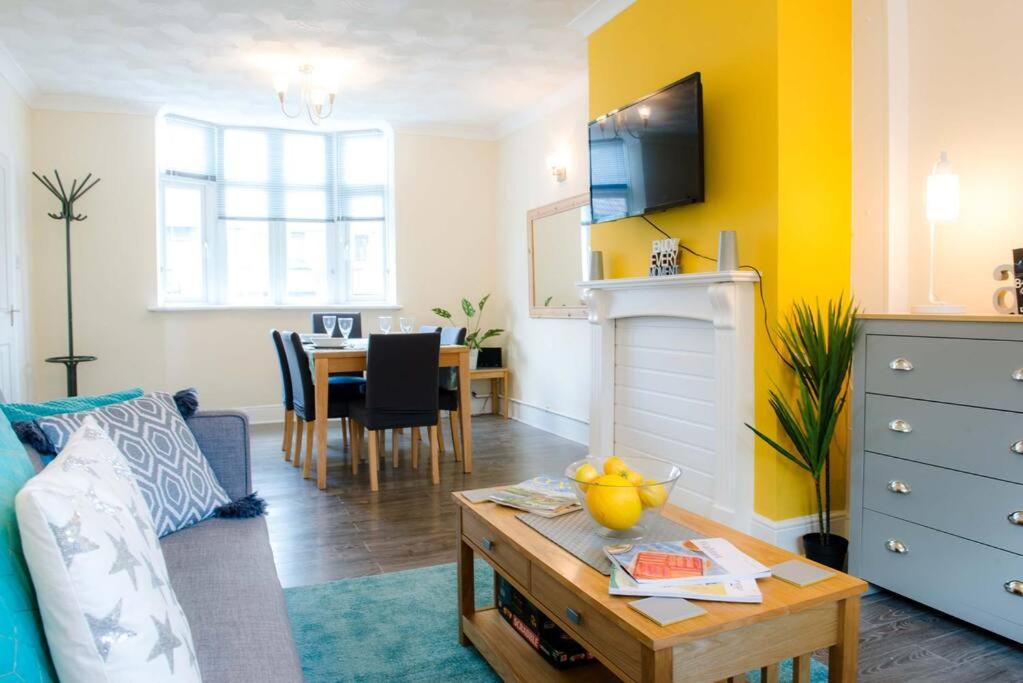 Newport house sleeps 5 near Junction 27 on M4 — Hotel in Newport
