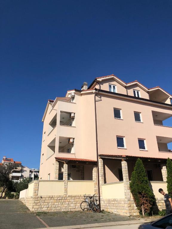 Edo Apartments — Hotel in Novalja
