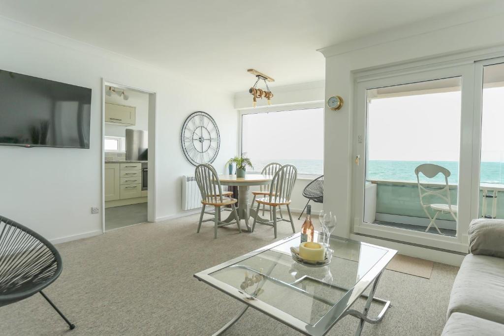 Tides - Beach front apartment in Bracklesham Bay, Chichester