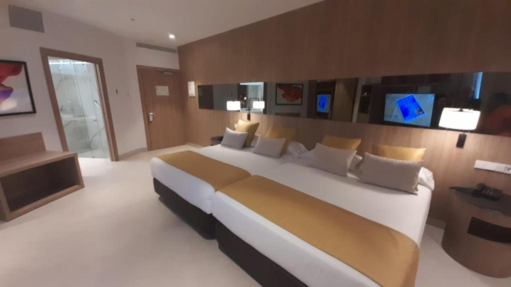 Hotel Gold Arcos 4 Sup - Modern Luxury Experience — Hotel rooms in Benidorm, Valencian Community