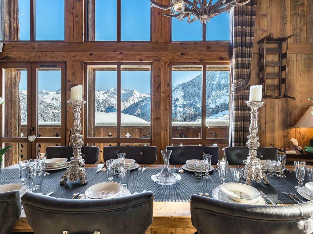 Superbe chalet avec 5 chambres, jacuzzi et services de luxe, à 300m des pistes à Courchevel Village - FR-1-562-21 - 1