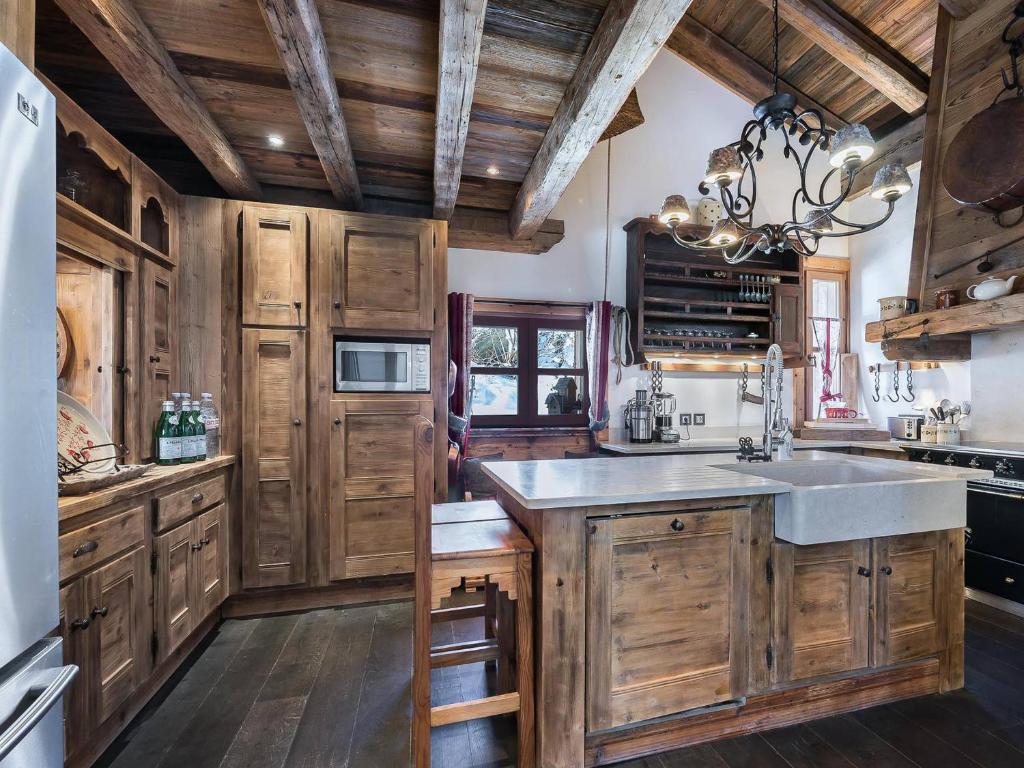 Superbe chalet avec 5 chambres, jacuzzi et services de luxe, à 300m des pistes à Courchevel Village - FR-1-562-21 - 4