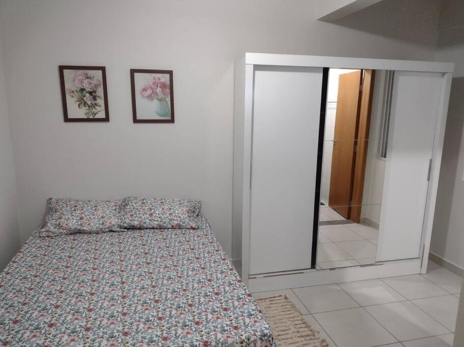 kitnet 06 top! com estacionamento., Maringá