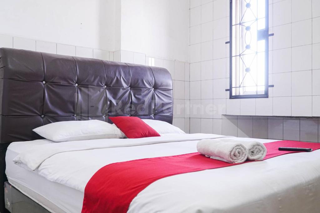 Edbert Guesthouse near Lotte Grosir Medan RedPartner photo