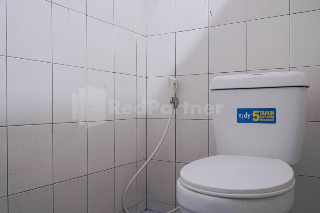 Edbert Guesthouse near Lotte Grosir Medan RedPartner photo