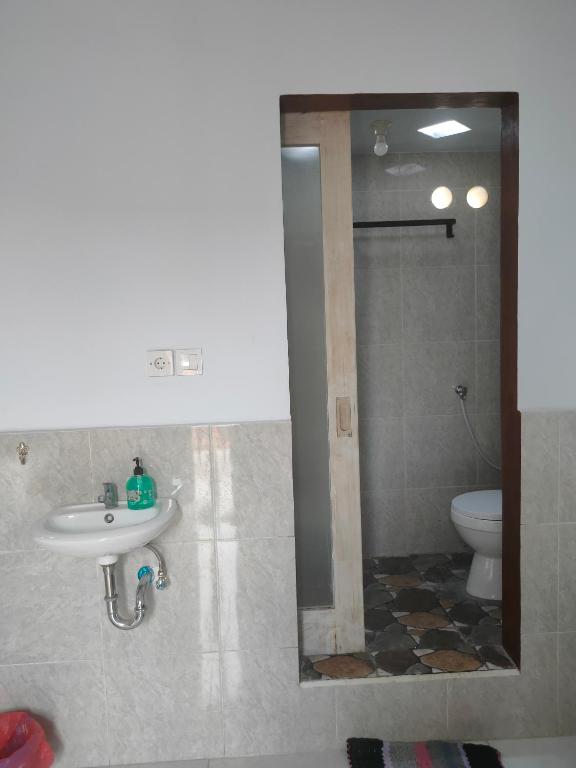 Roy Guest House photo