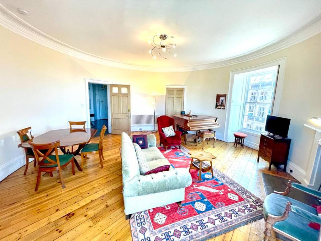 Incredible St Andrew's Sq - 2 bed in the sky, Edinburgh