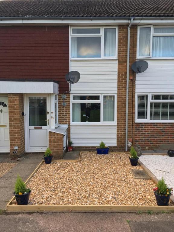 KB99 Comfy 2 Bedroom House in Horsham, pets very welcome with easy links to London and Gatwick photo