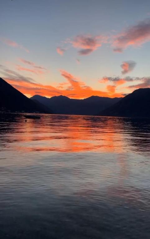 Apartment on the shore of the bay of Kotor with free Wi-Fi - 4