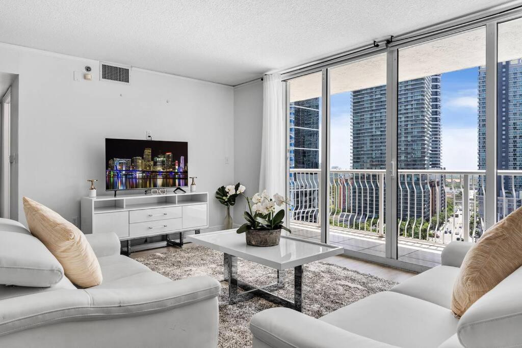 Modern 2/2 with Beautiful Ocean and Brickell Views, Miami