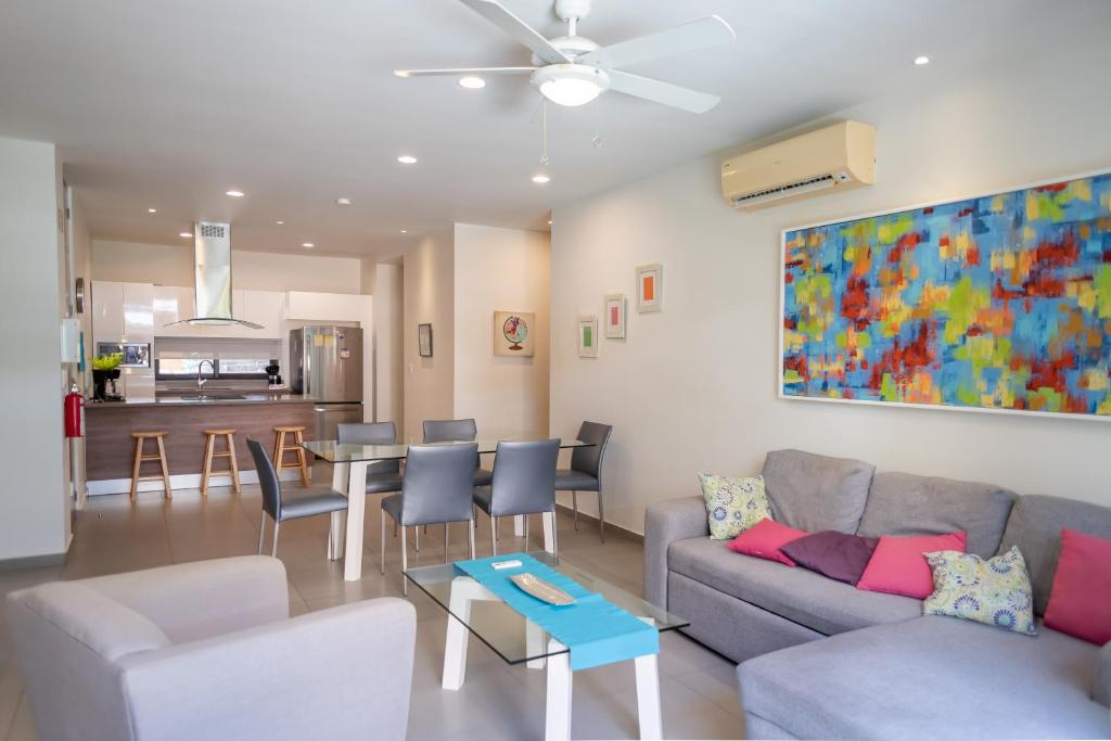 Beautiful 2 bedroom apartment with pool in downtown Playa - 2