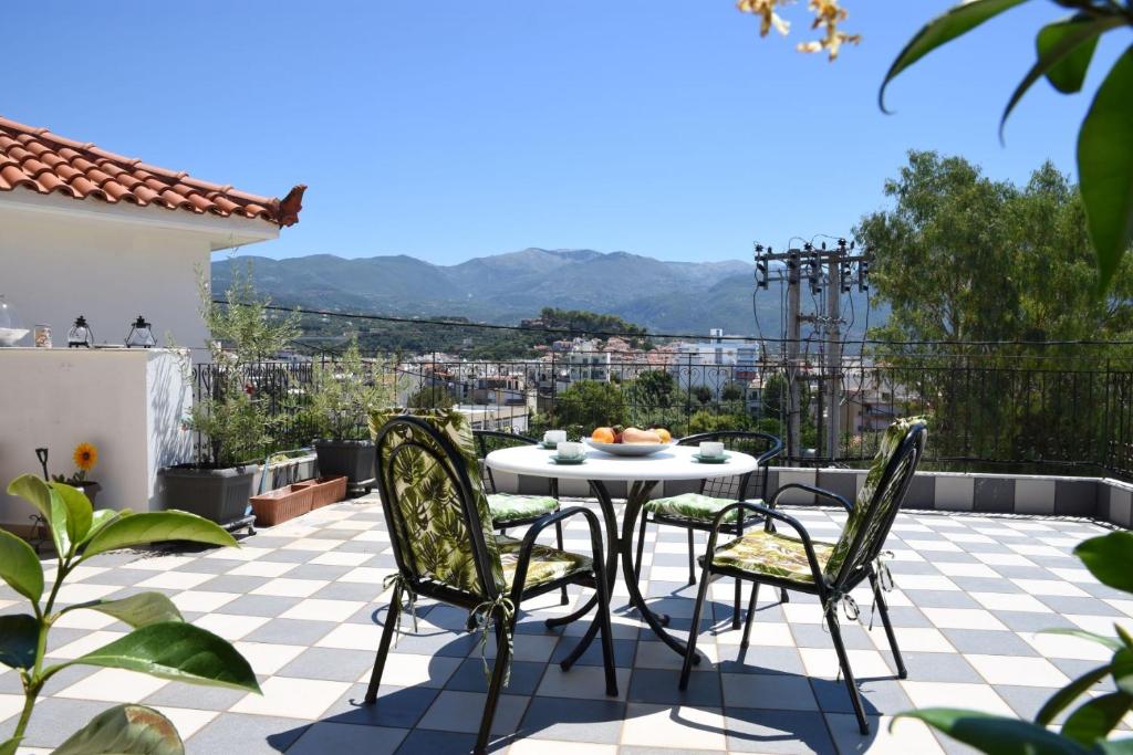 The Yellow Art Home — Hotel in Kalamata