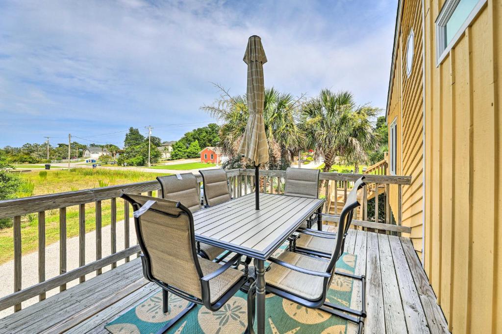 Emerald Isle Escape with Bikes about 1 Mi to Beach!, Emerald Isle