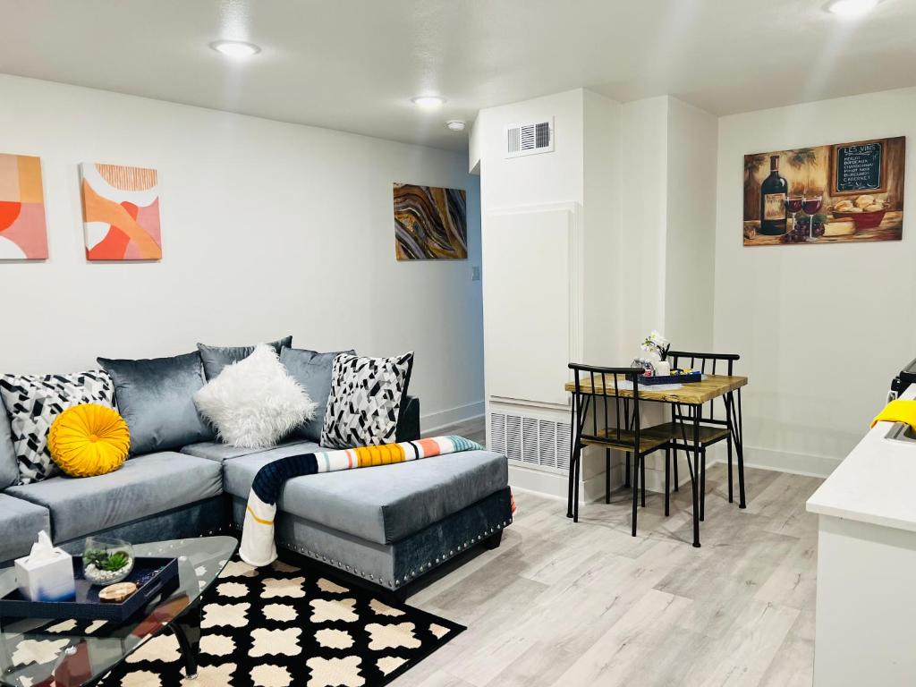 COZY & LUXE 1bed MINS TO DOWNTOWN photo