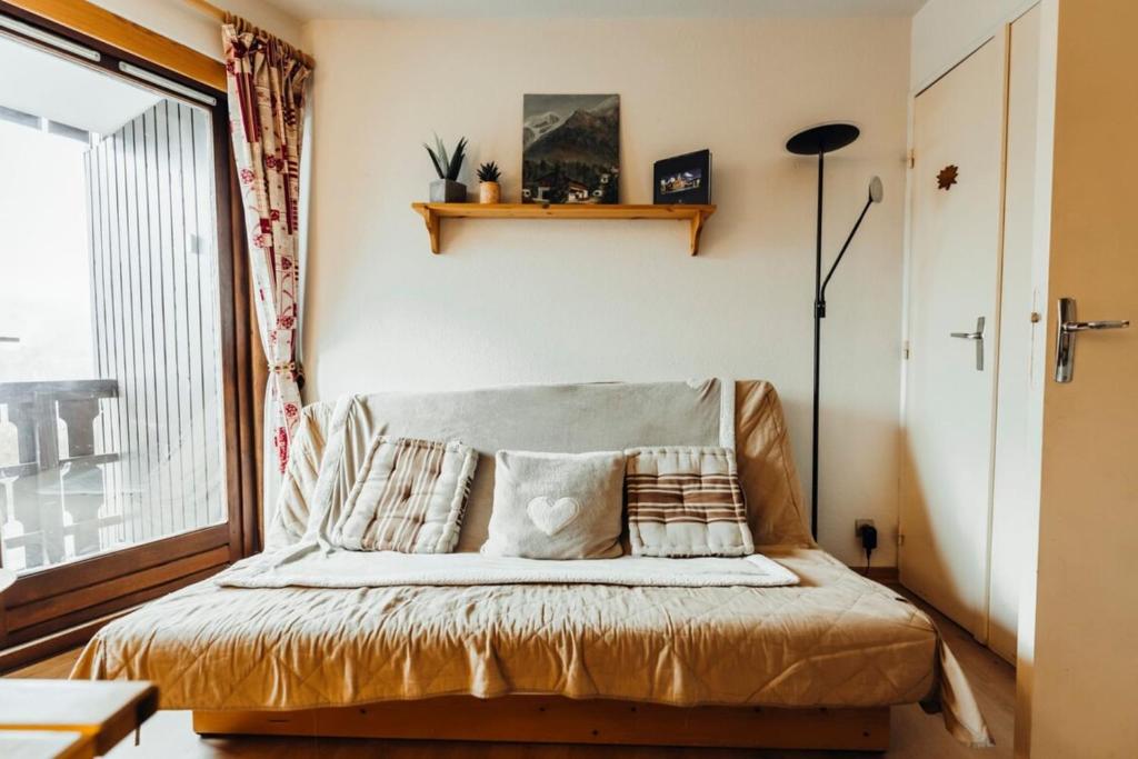 Furnished studio with a balcony next to the Chattrix chairlift Rated 1 star photo