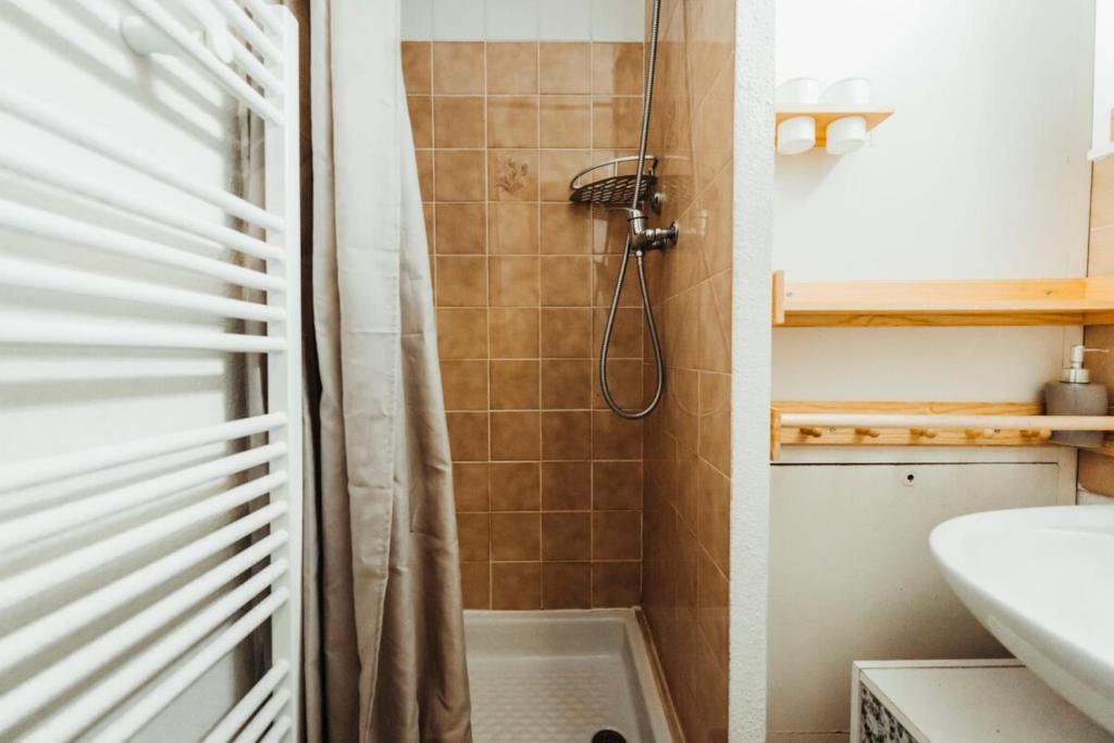 Furnished studio with a balcony next to the Chattrix chairlift Rated 1 star photo