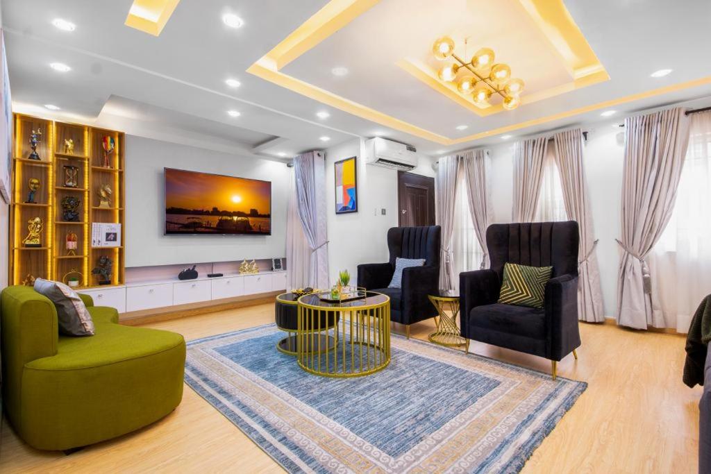 cheerful &amp; colorful 3bedroom apartment Ikeja — Hotel in Lagos