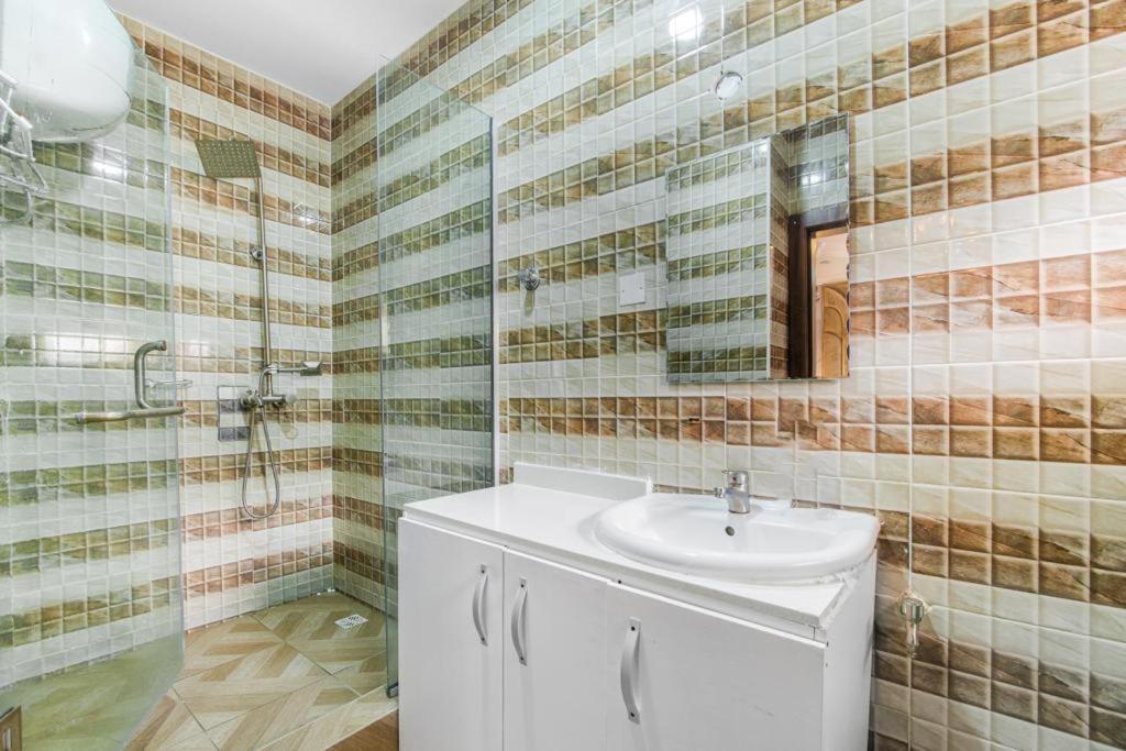 cheerful & colorful 3bedroom apartment Ikeja photo
