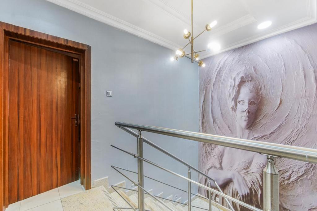 cheerful & colorful 3bedroom apartment Ikeja photo